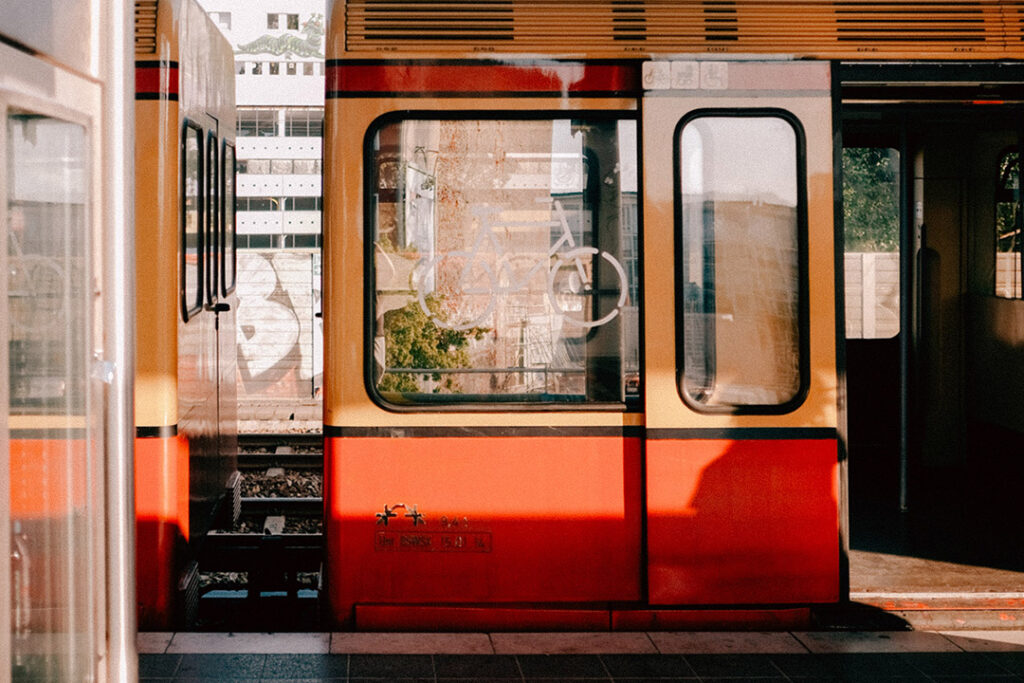 Berliner S-bahn mit offener Tür. 
