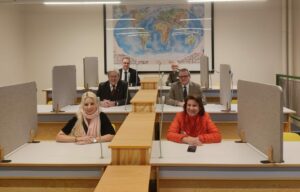 Im alten Physikkabinett: Vertreter der Politik testen die Arbeitsplätze bei der feierlichen Wiedereröffnung des Puschkin-Gymnasiums. Links: Landtagsabgeordnete Nicole Walter-Mundt, Brandenburgs Wirtschaftsminister Prof. Dr. Jörg Steinbach, Brandenburgs Infrastrukturminister Guido Beermann, rechts: Veltens Bürgermeisterin Ines Hübner, Hennigsdorfs Bürgermeister Thomas Günther und Projektleiterin und Bauherrin Birgit Tornow-Wendland.