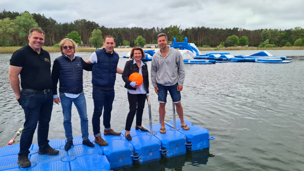 Dieses Bild hat ein leeres Alt-Attribut. Der Dateiname ist Saisonstart-Bernsteinsee-2024_c_Susanne-Zamecki_Stadt-Velten-1024x576.jpg