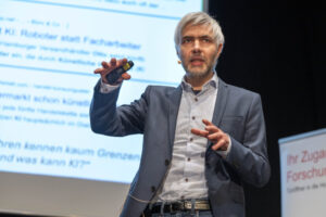 Dieses Bild hat ein leeres Alt-Attribut. Der Dateiname ist 2024_11_22_Hochschulhappen_Kuenstliche_Intelligenz_ThomasRoese_DSC6793-1024x683.jpg