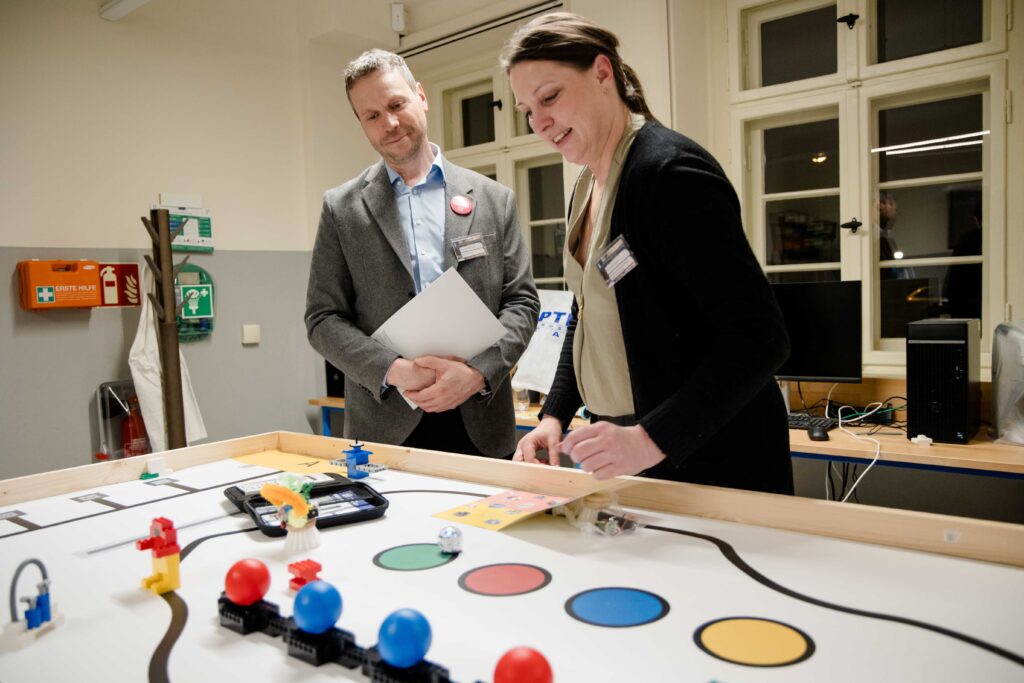 Katrin Haltermann beim Vorführung in der MINT Werkstadt im KreativWerkR6 in Hennigsdorf