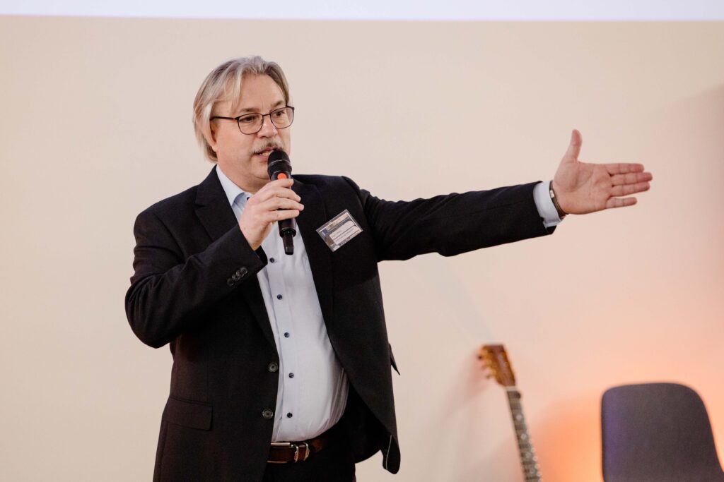 Wirtschaftsförderer Hagen Skersies bei der Ansprache beim Winterempfang Hennigsdorf.