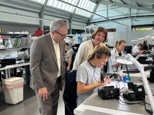 Besuch der Wirtschaftsförderung und des Bürgermeisters bei ME Meßsysteme Hennigsdorf